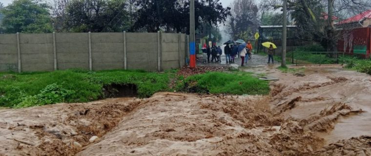 Quillota: Vecinos evacúan por desborde del estero San Pedro