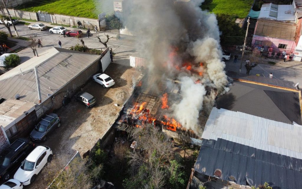 Incendio consumió una casa en Quillota y también dañó otra vivienda