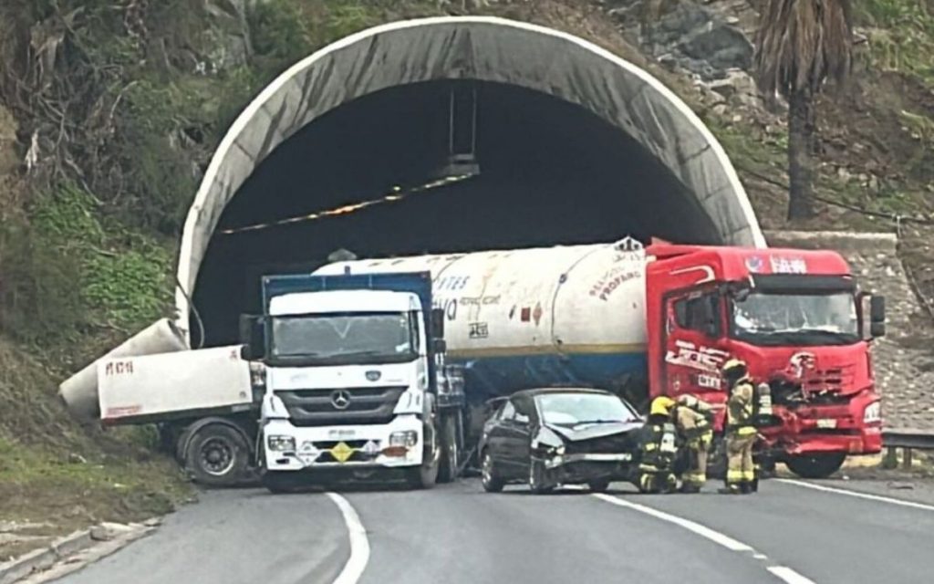 Túnel La Calavera: accidente de camiones deja derrame de materiales peligrosos