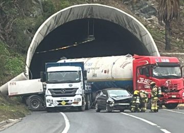 Túnel La Calavera: accidente de camiones deja derrame de materiales peligrosos