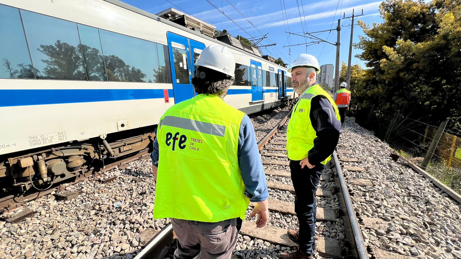 EFE Valparaíso trabaja en el retiro de tren que descarriló en Valencia