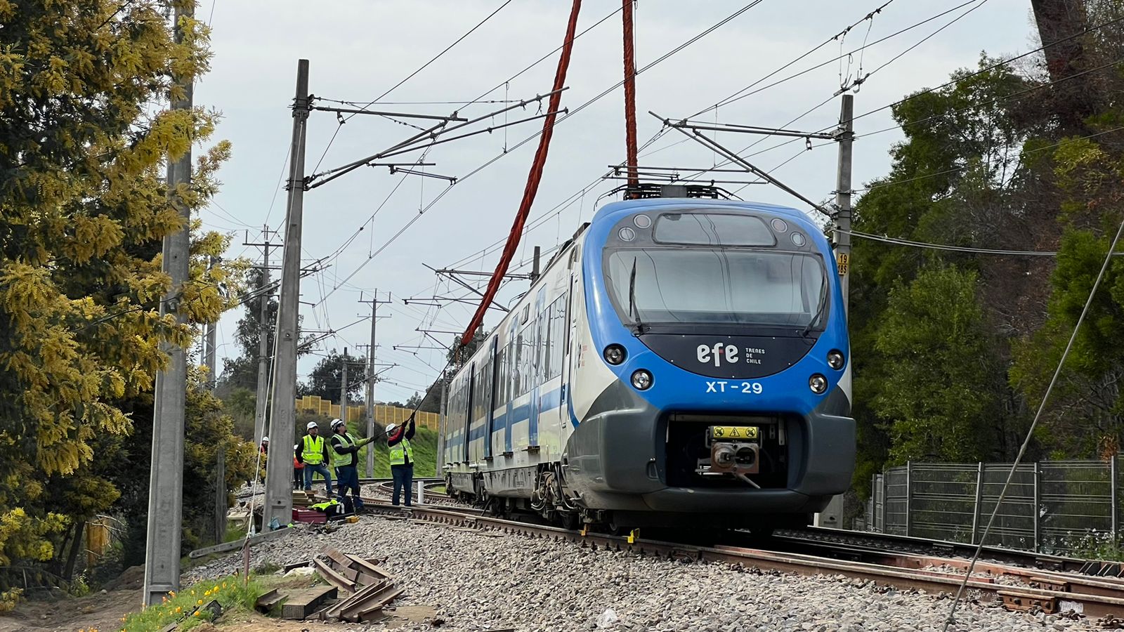 EFE Valparaíso trabaja en el retiro de tren que descarriló en Valencia