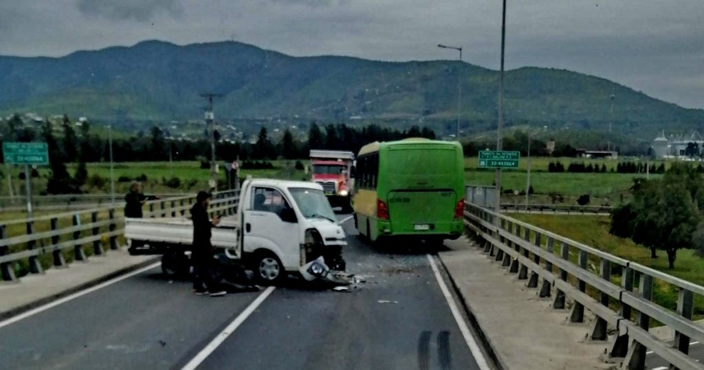 Accidente Bus + Metro en paso nivel San Pedro