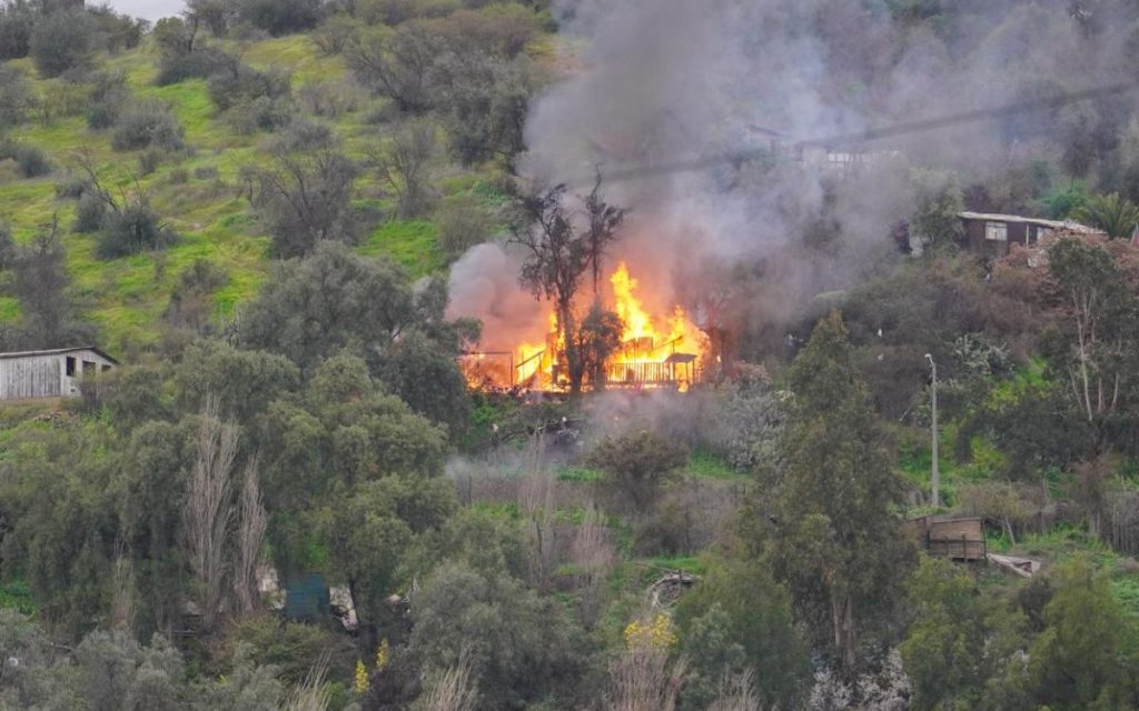 Incendio dejó graves daños en vivienda en La Cruz