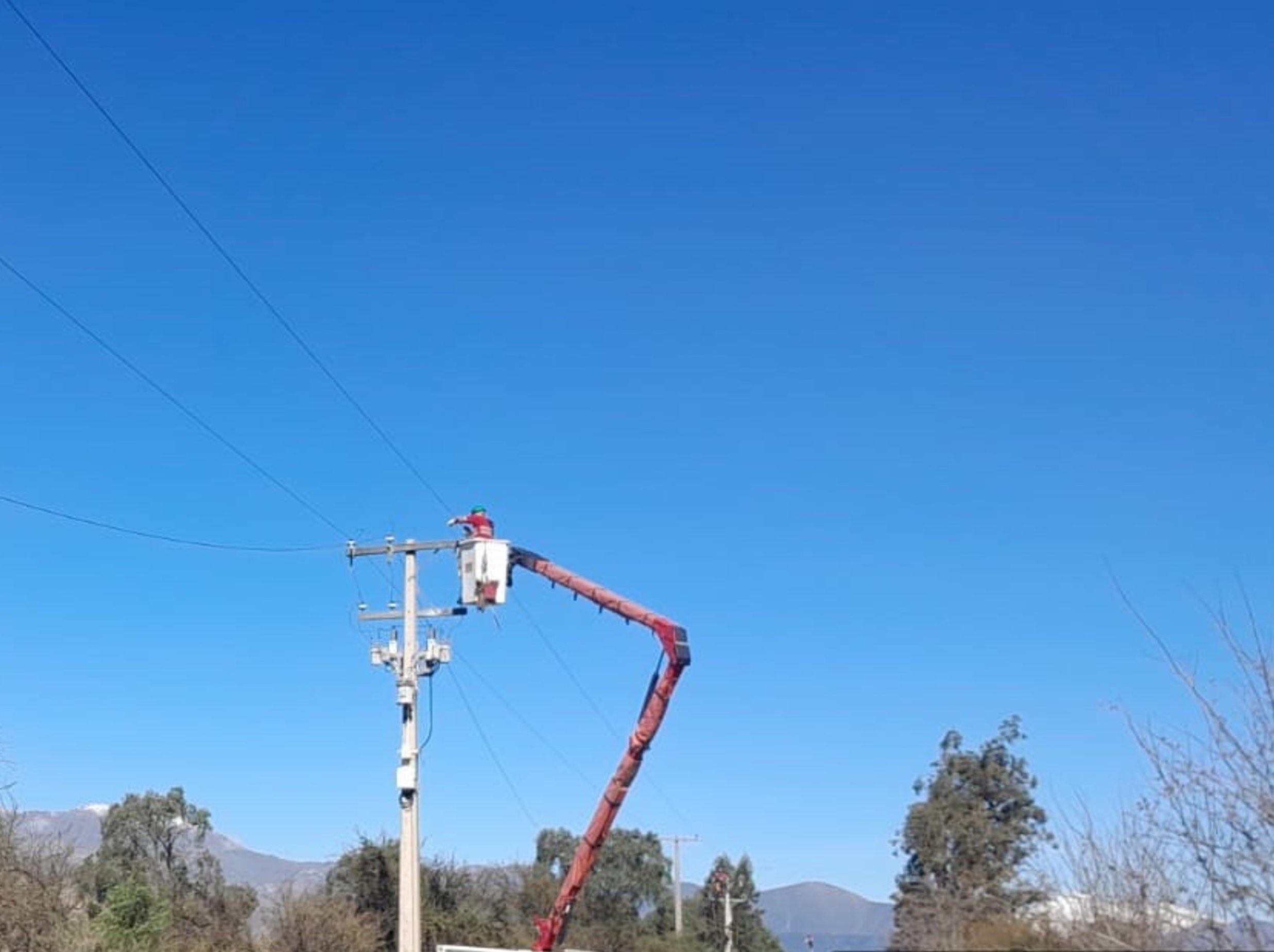 Más de 5 mil clientes siguen sin luz en San Felipe tras el sistema frontal