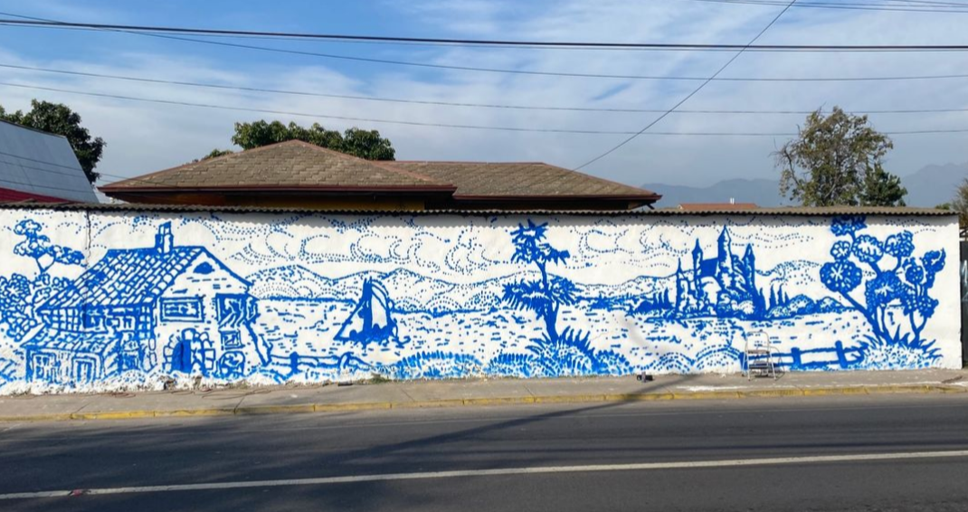 El mural “La loza bonita” está ubicado en el Paradero 10 de La Cruz, obra del muralista y artista calerano Joselo Bórquez.