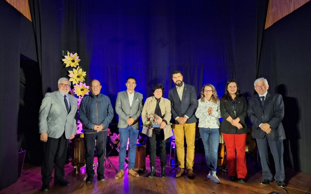 La Cruz: Con ceremonia reconocen la trayectoria de docentes y asistentes de la Educación