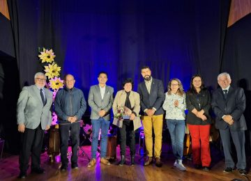 La Cruz: Con ceremonia reconocen la trayectoria de docentes y asistentes de la Educación