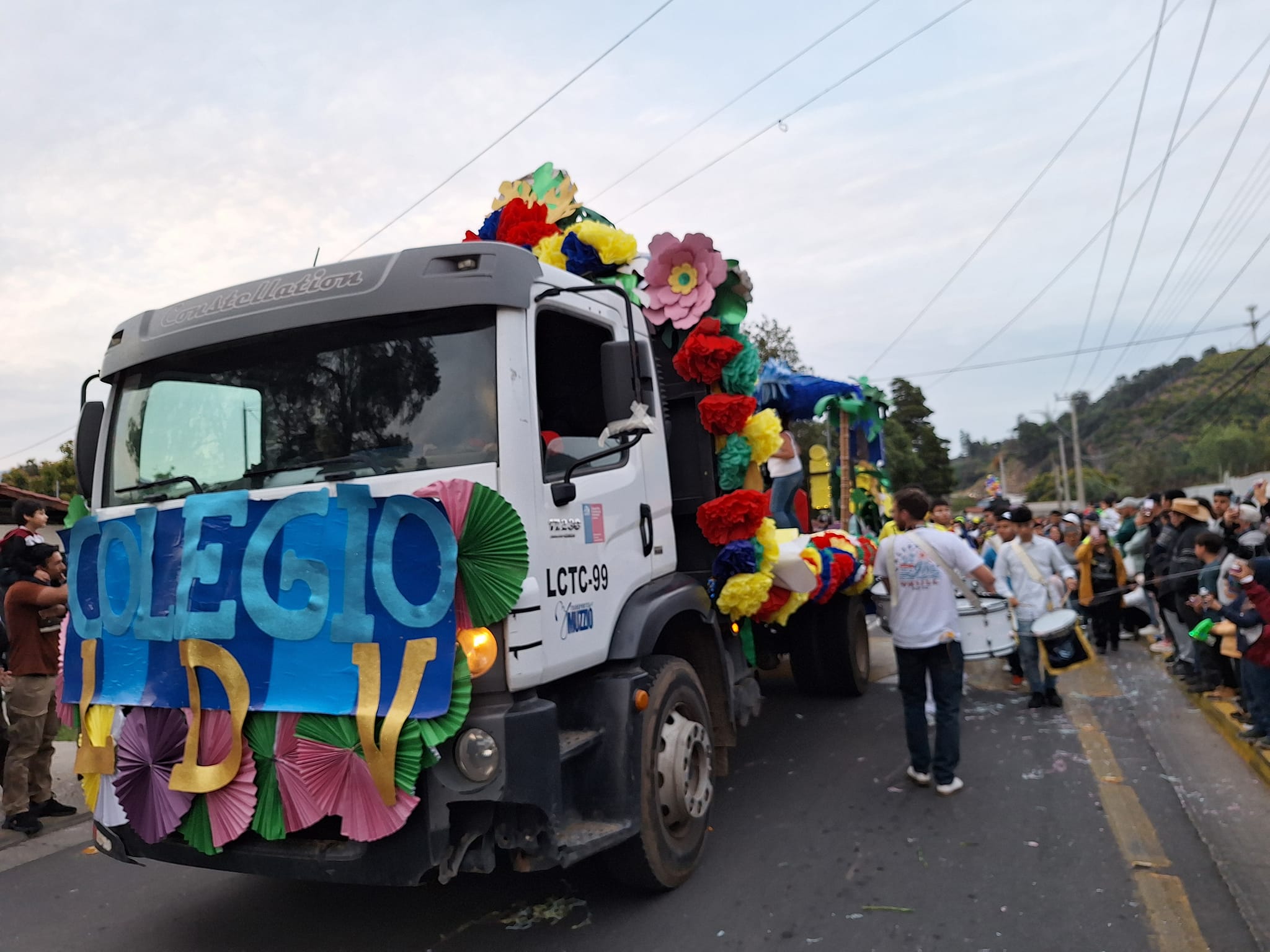 La Cruz tuvo deslumbrante Desfile de Carros Alegóricos