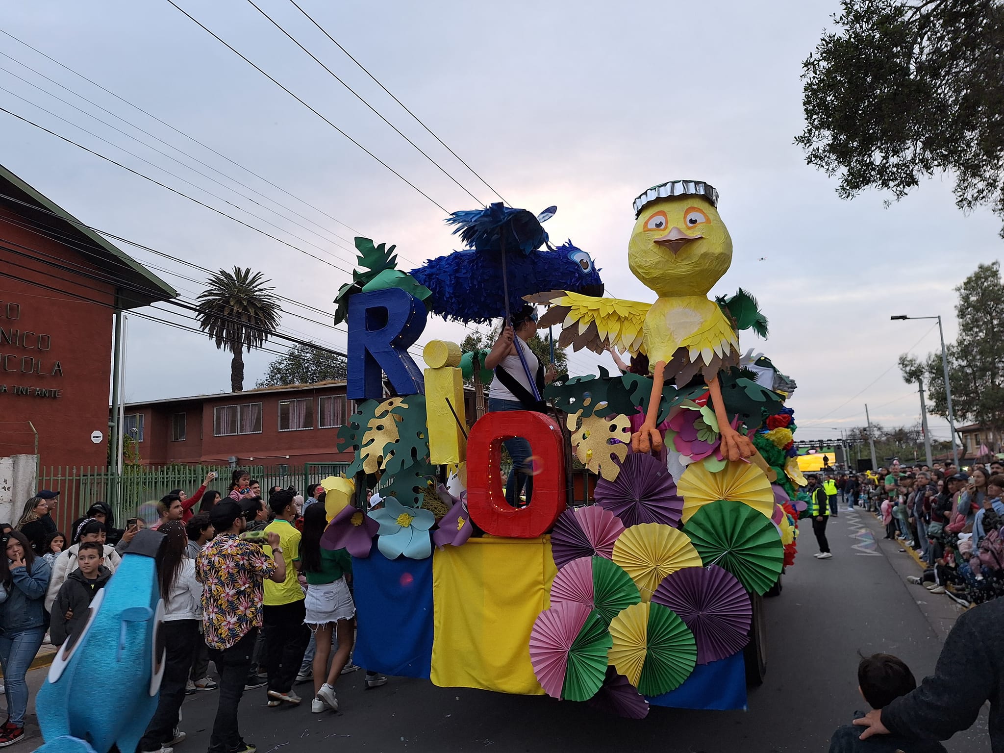 La Cruz tuvo deslumbrante Desfile de Carros Alegóricos