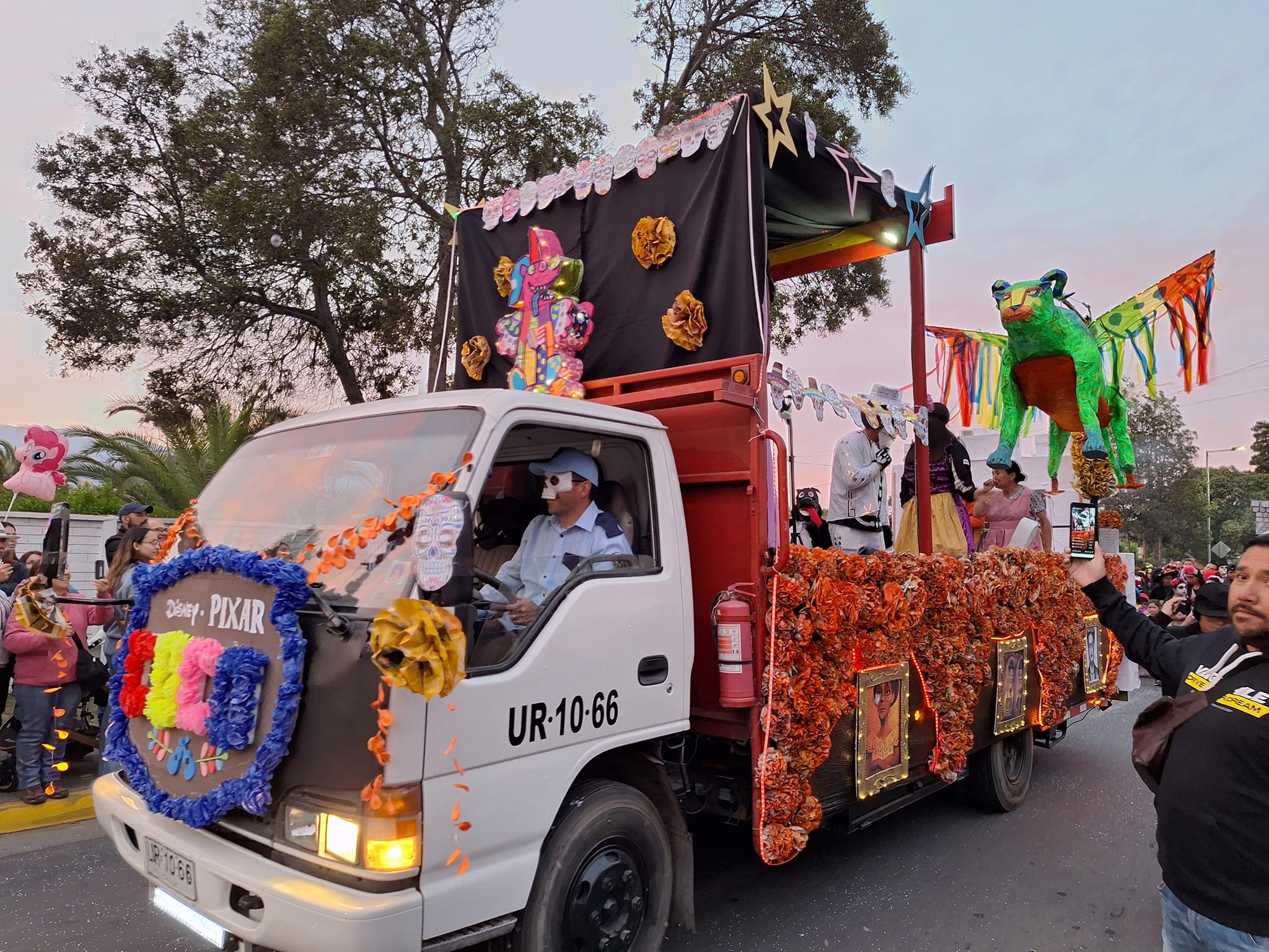 La Cruz tuvo deslumbrante Desfile de Carros Alegóricos