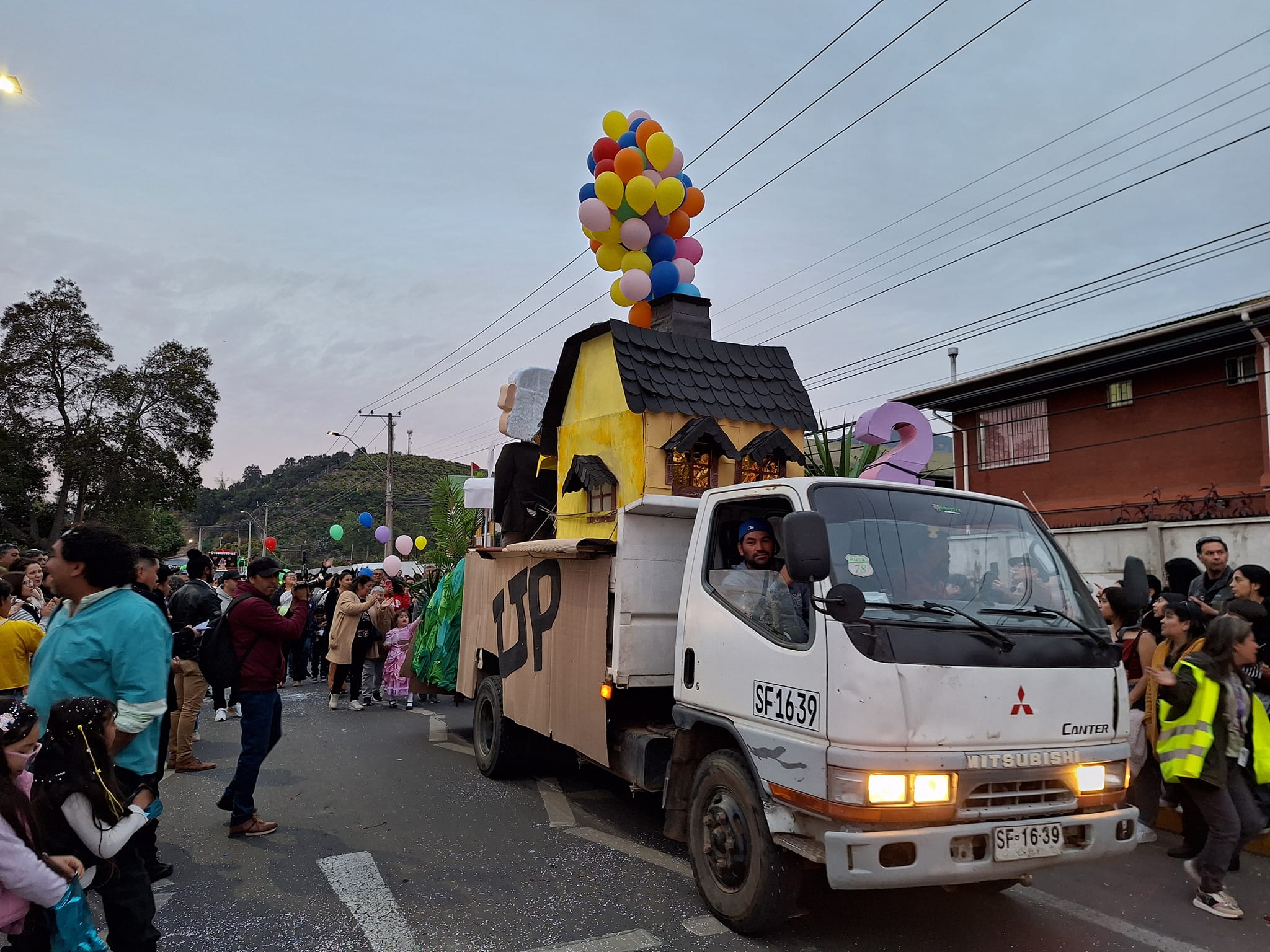 La Cruz tuvo deslumbrante Desfile de Carros Alegóricos