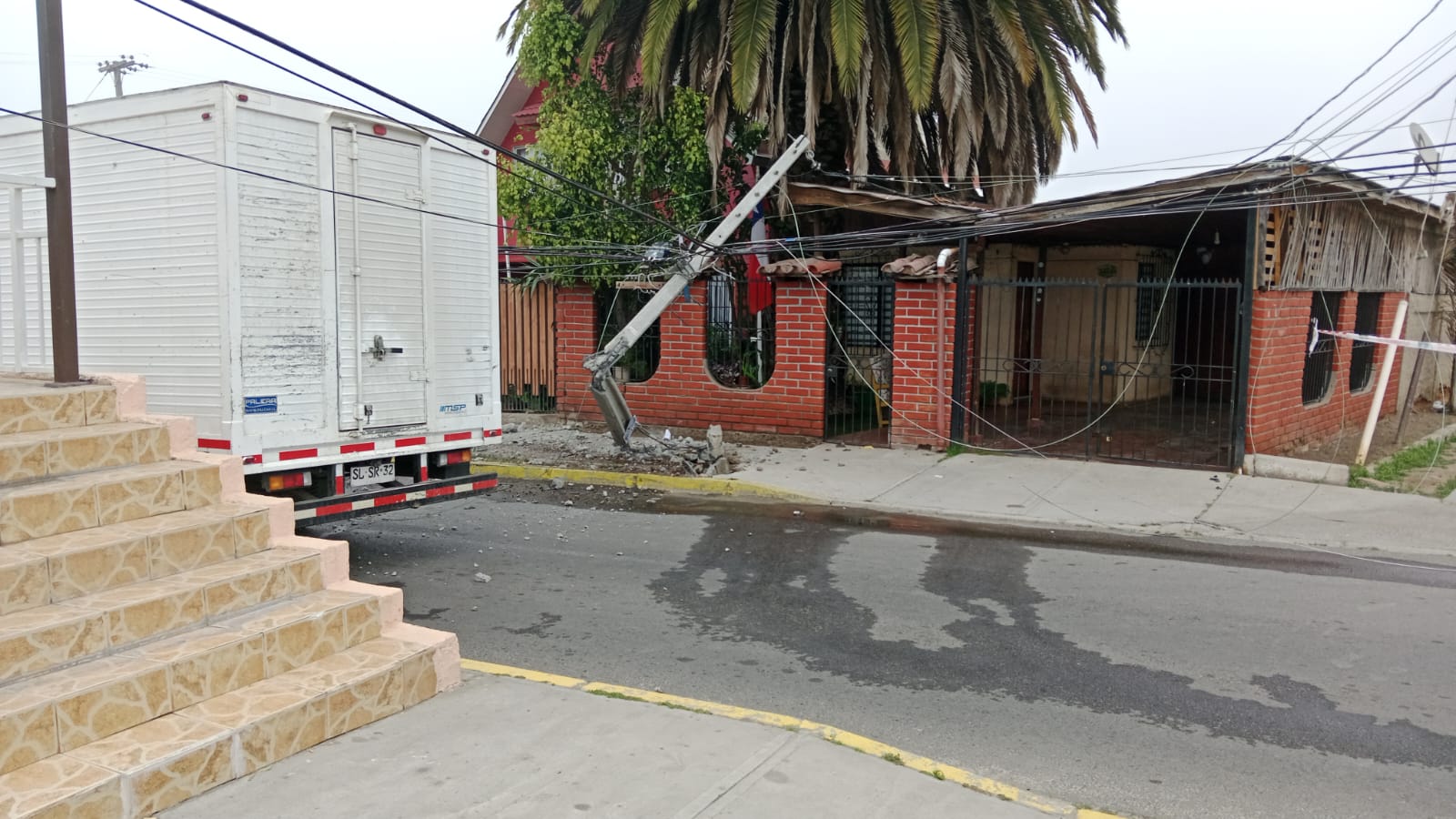 [VIDEO] Vehículo chocó un poste y una casa en Quillota