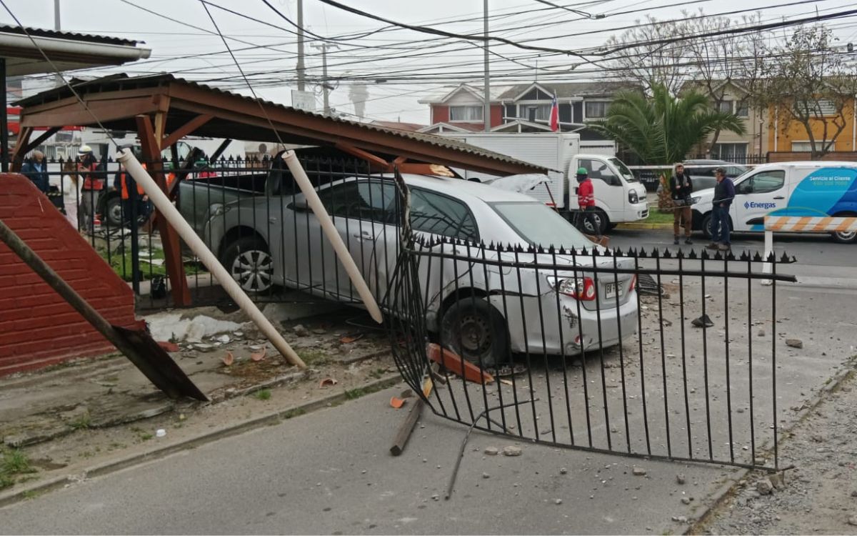 [VIDEO] Vehículo chocó un poste y una casa en Quillota