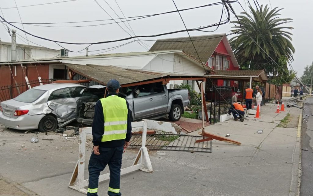 [VIDEO] Vehículo impactó poste y casa en Quillota