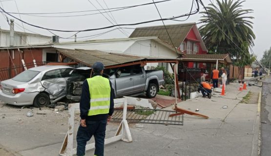 [VIDEO] Vehículo impactó poste y casa en Quillota