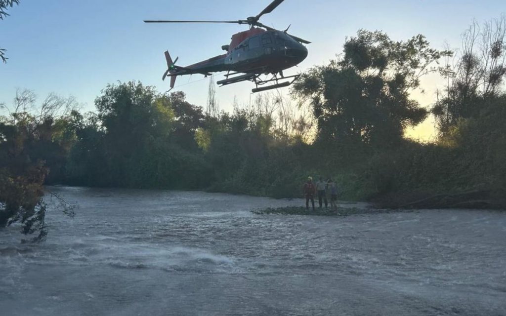 Con helicóptero rescataron a nueve personas desde el Río Aconcagua en La Cruz