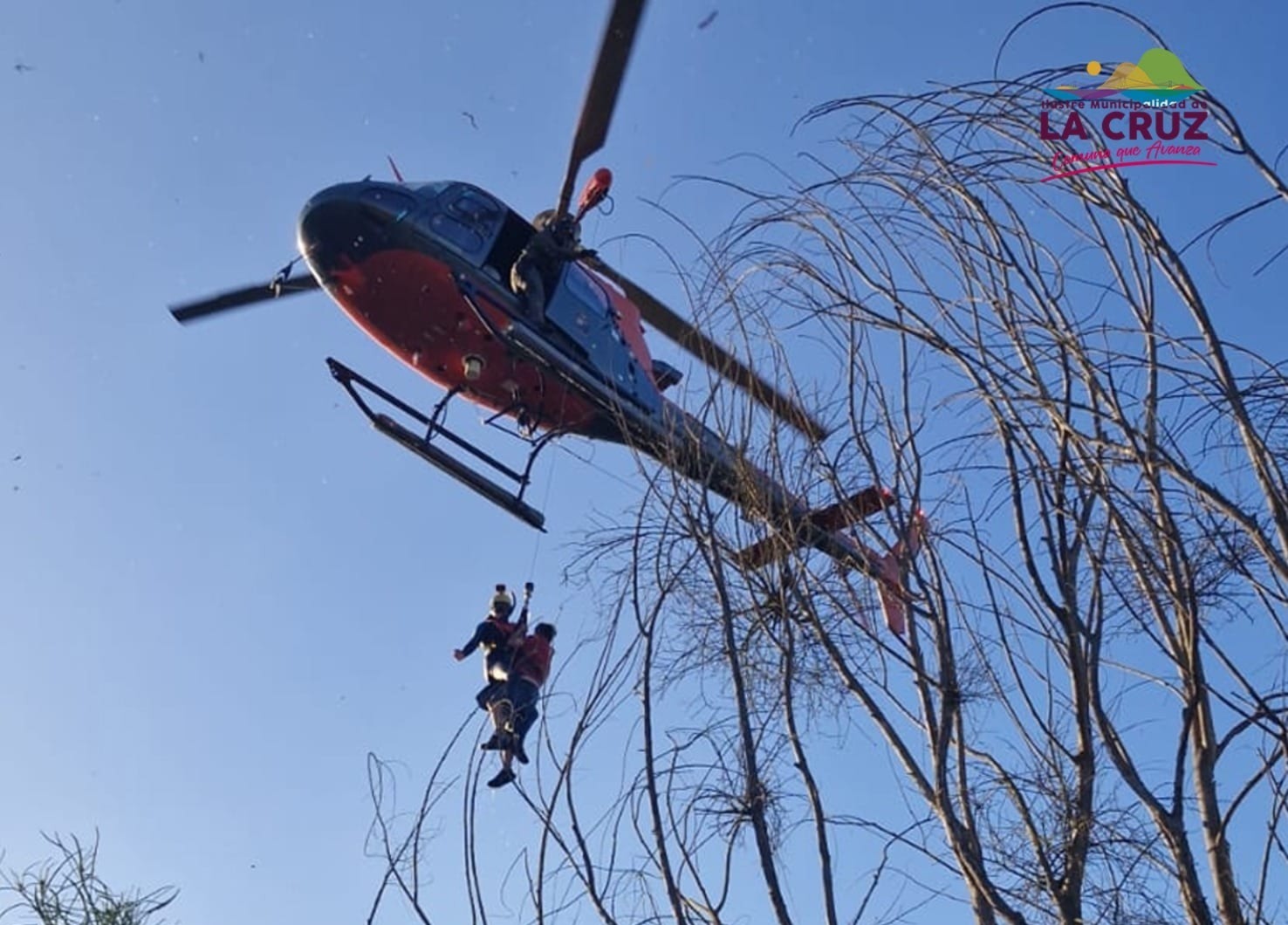 Con helicóptero rescataron a nueve personas desde el Río Aconcagua en La Cruz