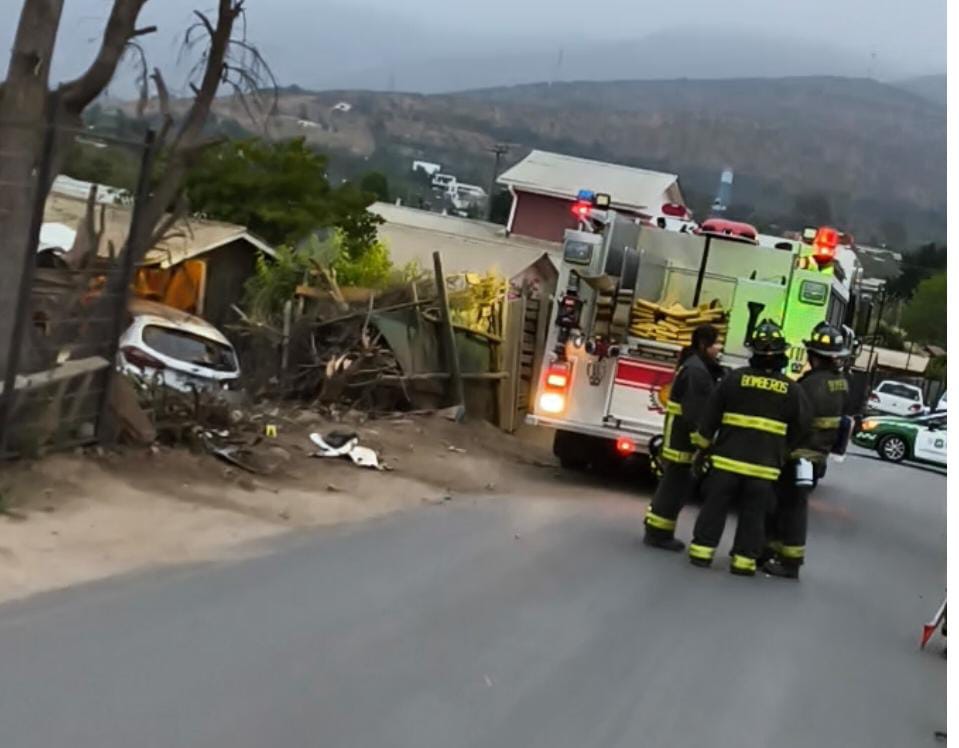 Quillota Conductor ebrio chocó auto contra casa, dejando un fallecido