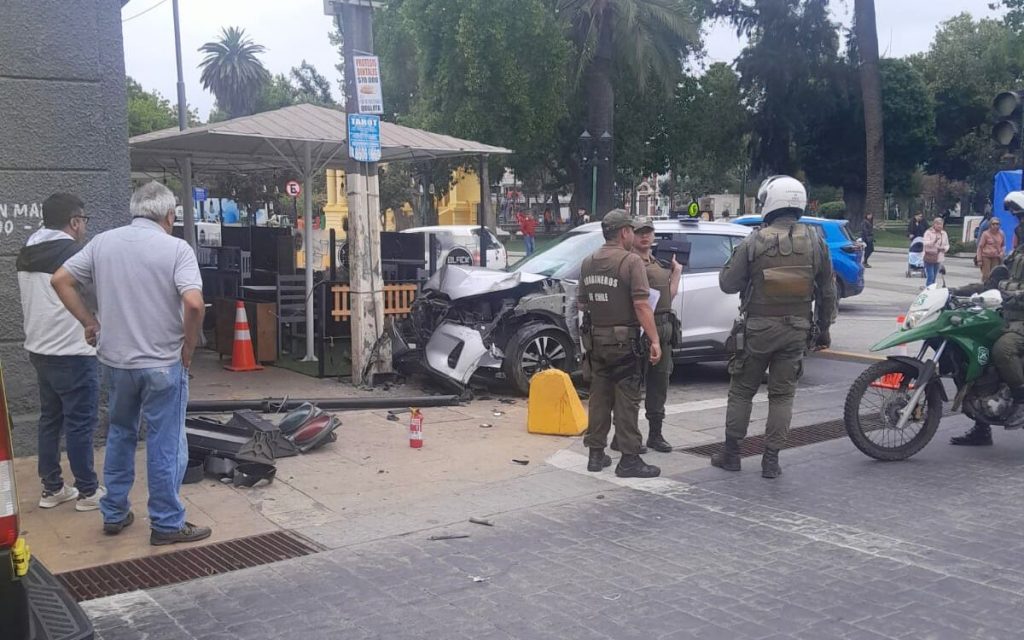 Auto chocó y derribó semáforo en el centro de Quillota