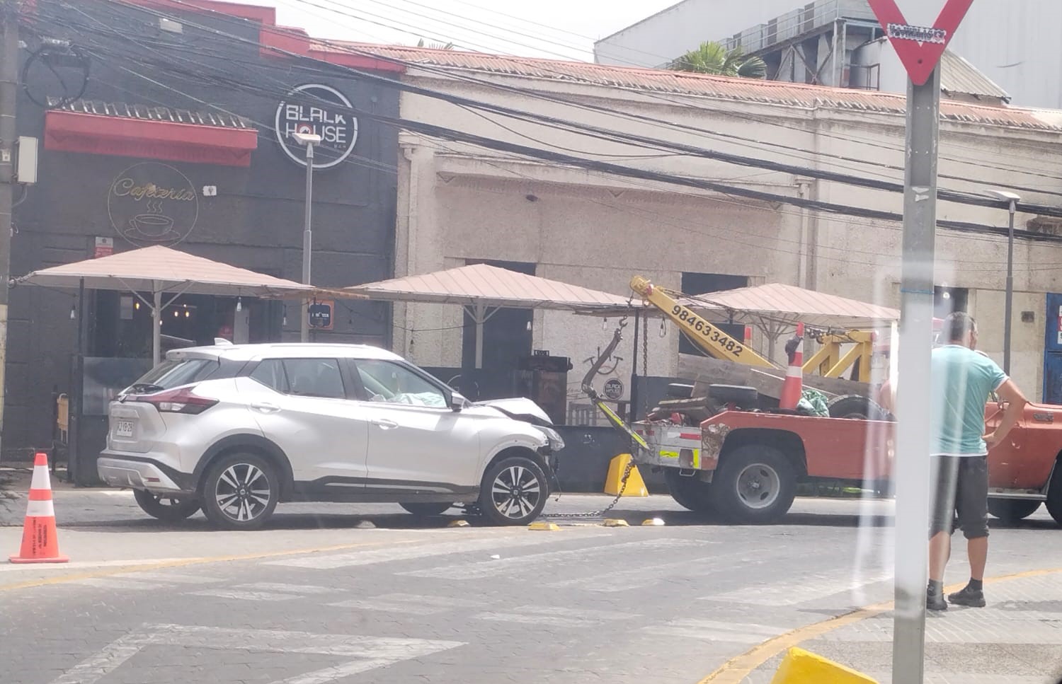 Auto chocó y derribó semáforo en el centro de Quillota