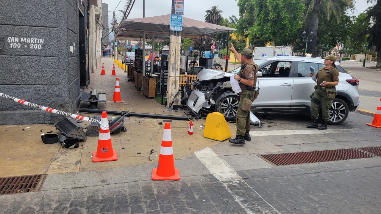 Auto chocó y derribó semáforo en el centro de Quillota