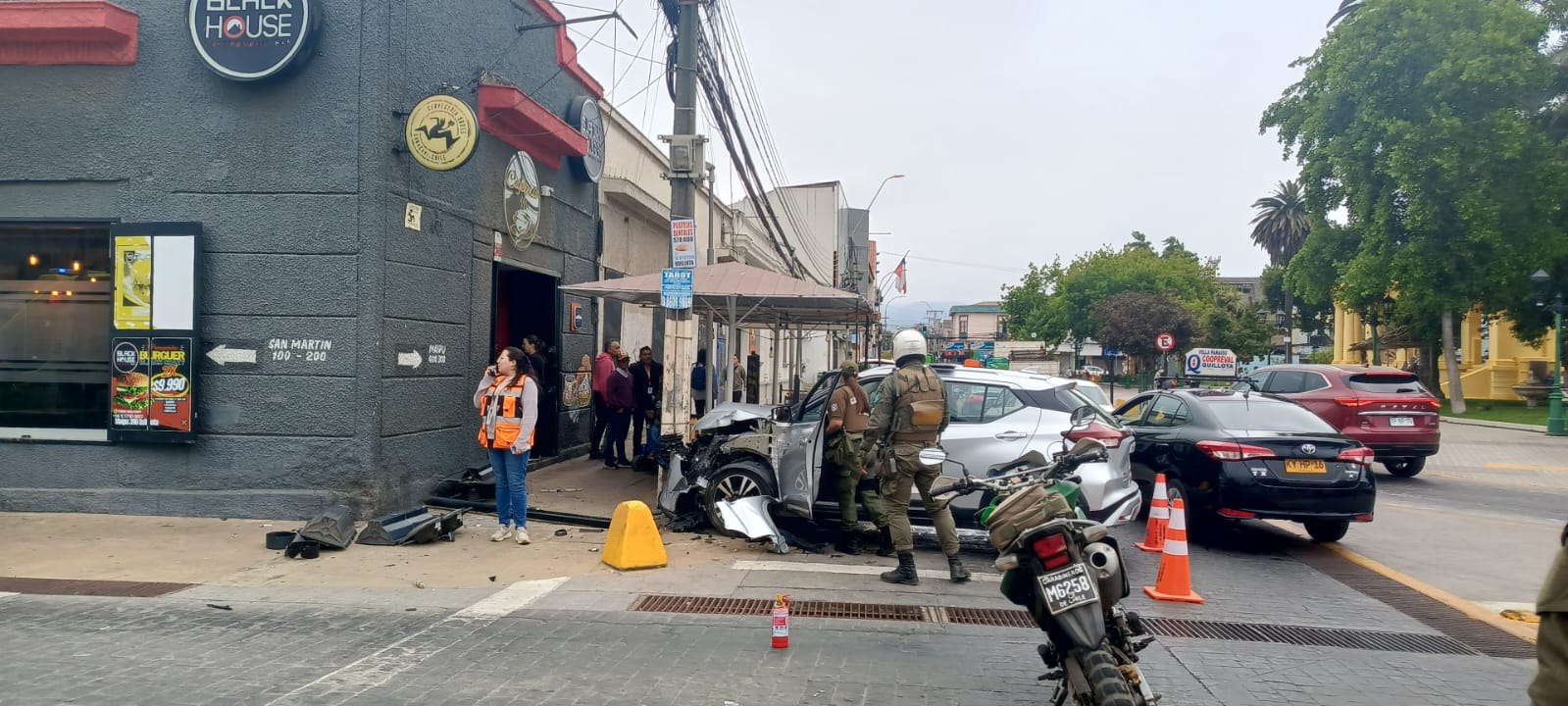 Auto chocó y derribó semáforo en el centro de Quillota