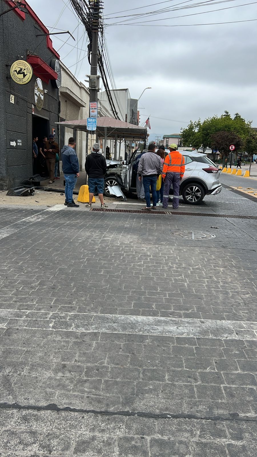 Auto chocó y derribó semáforo en el centro de Quillota