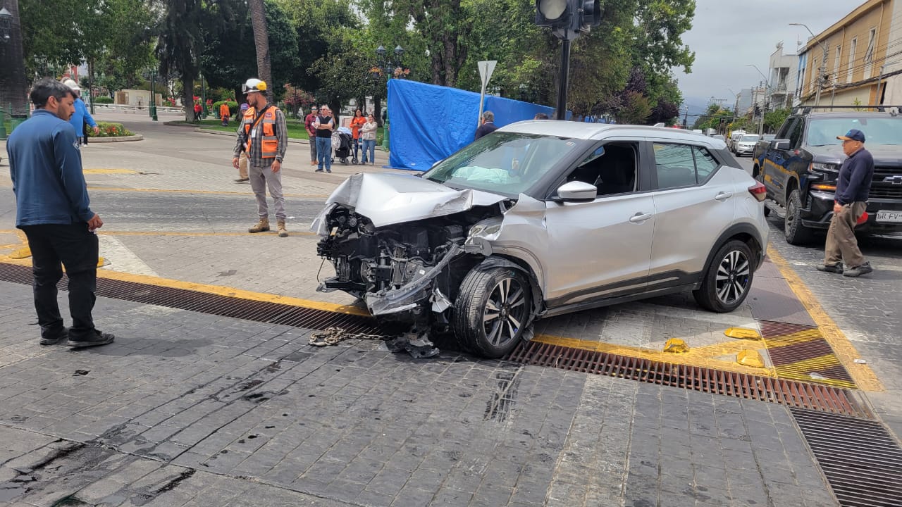 Auto chocó y derribó semáforo en el centro de Quillota