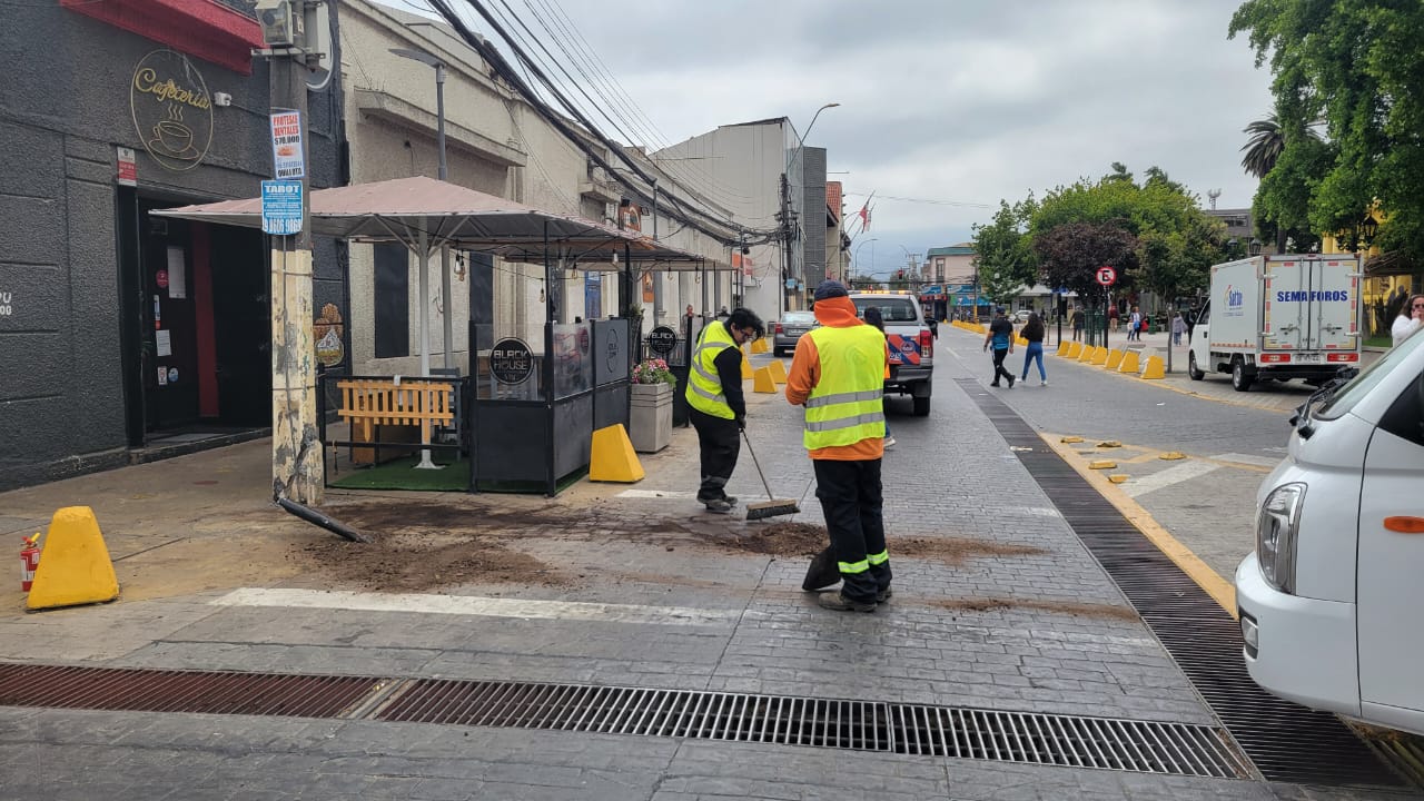 Auto chocó y derribó semáforo en el centro de Quillota