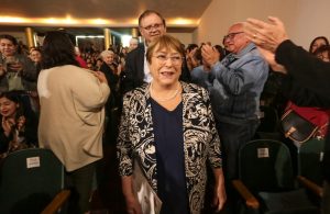 Bachelet es ovacionada en Valparaíso en charla donde analizó a la ultra derecha