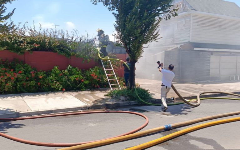 Bomberos-combate-incendio-en-vivienda-en-Quillota-768x480.jpg