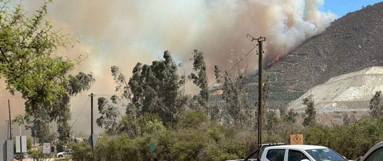 Catemu en Alerta Roja por incendio forestal: solicitan a vecinos evacuar