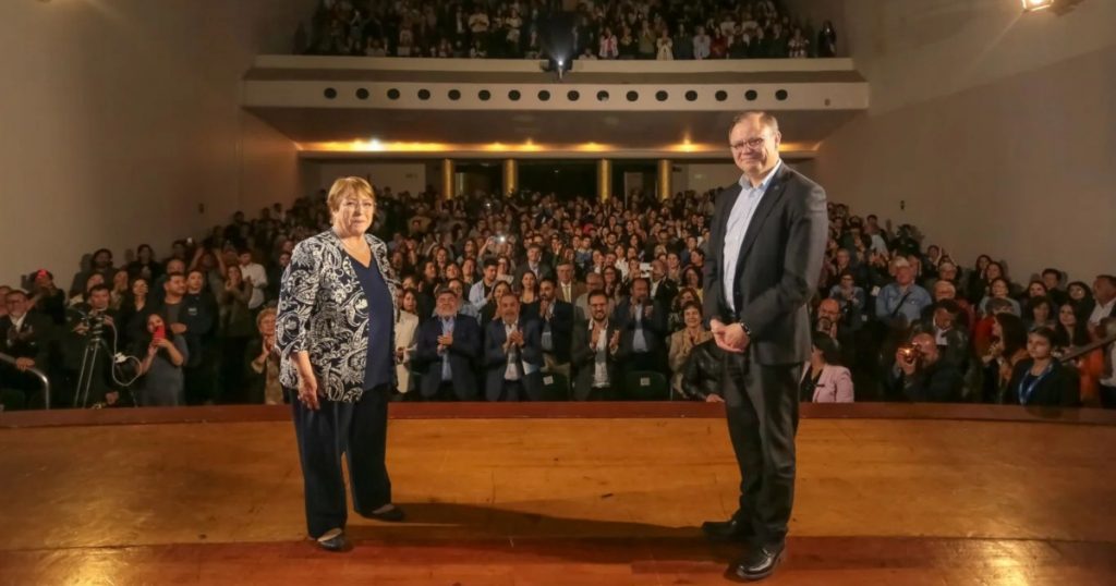 Bachelet es ovacionada en Valparaíso en charla donde analizó a la ultra derecha