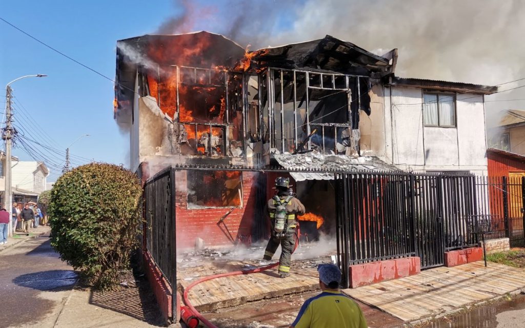 Incendio en Quillota deja una casa completamente destruida