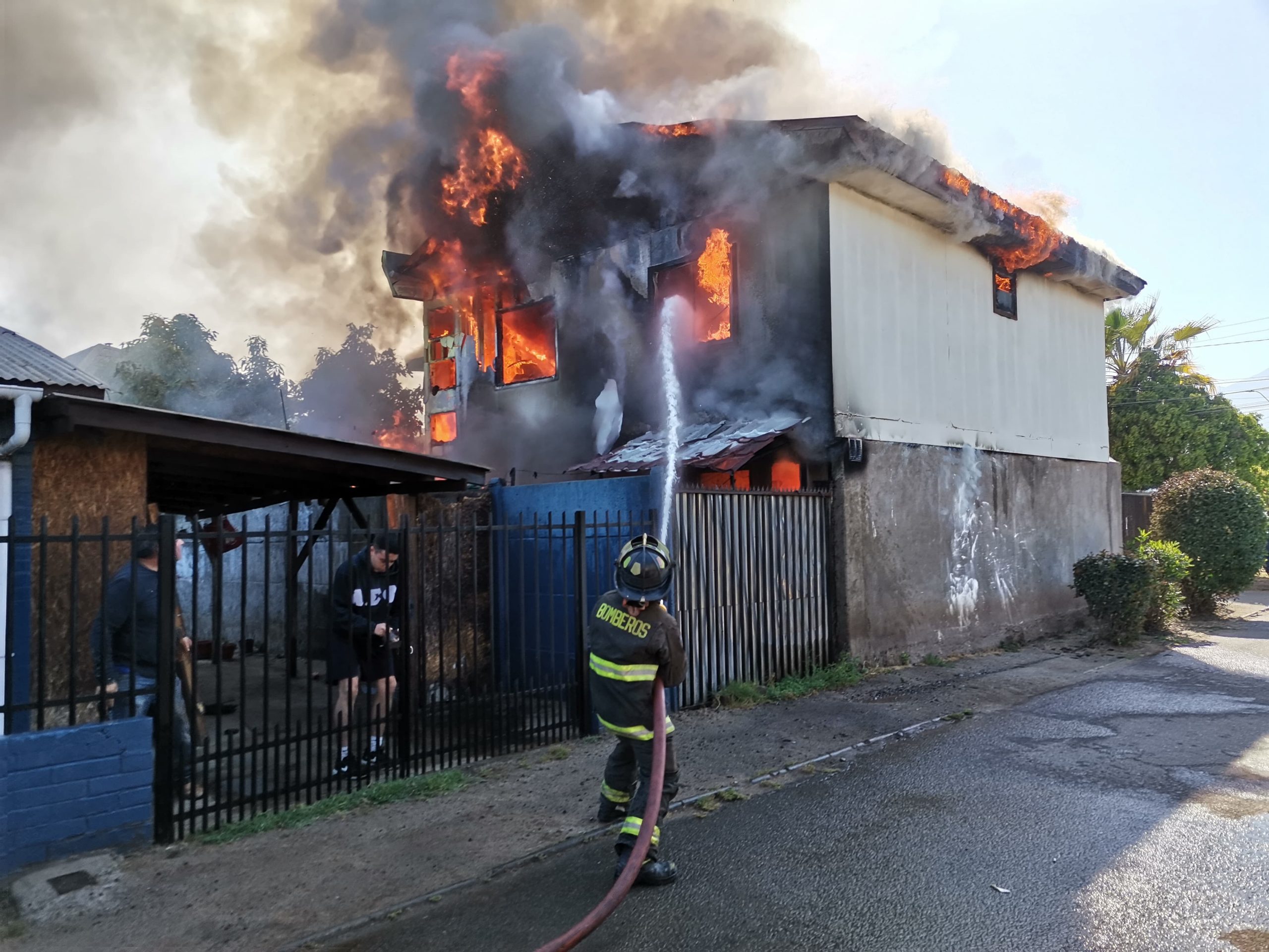 Incendio en Quillota deja una casa completamente destruida