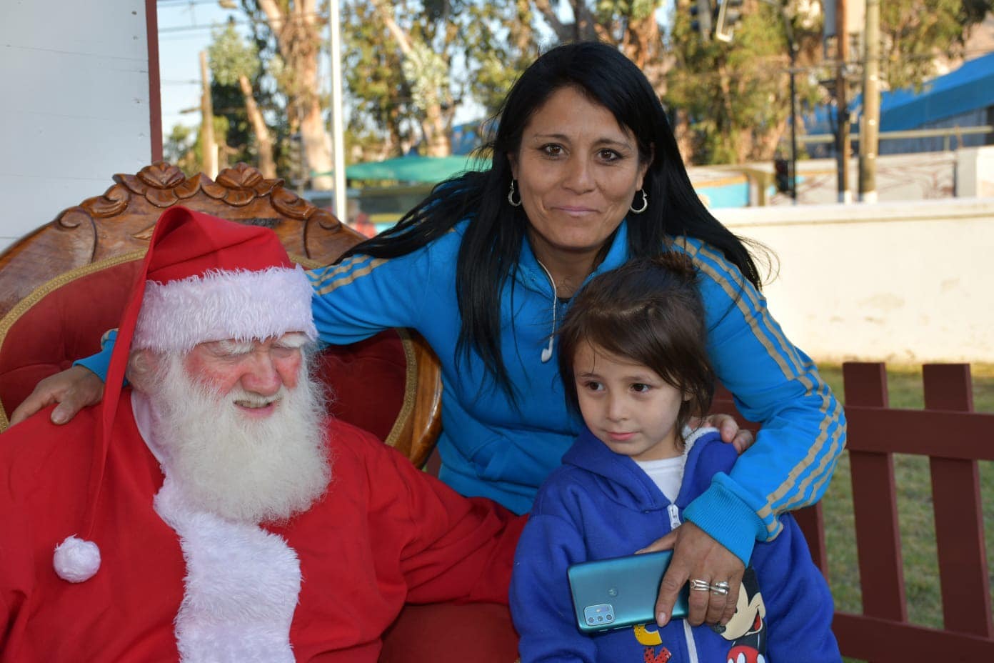 La Calera recibe diciembre con encendido del árbol de Navidad