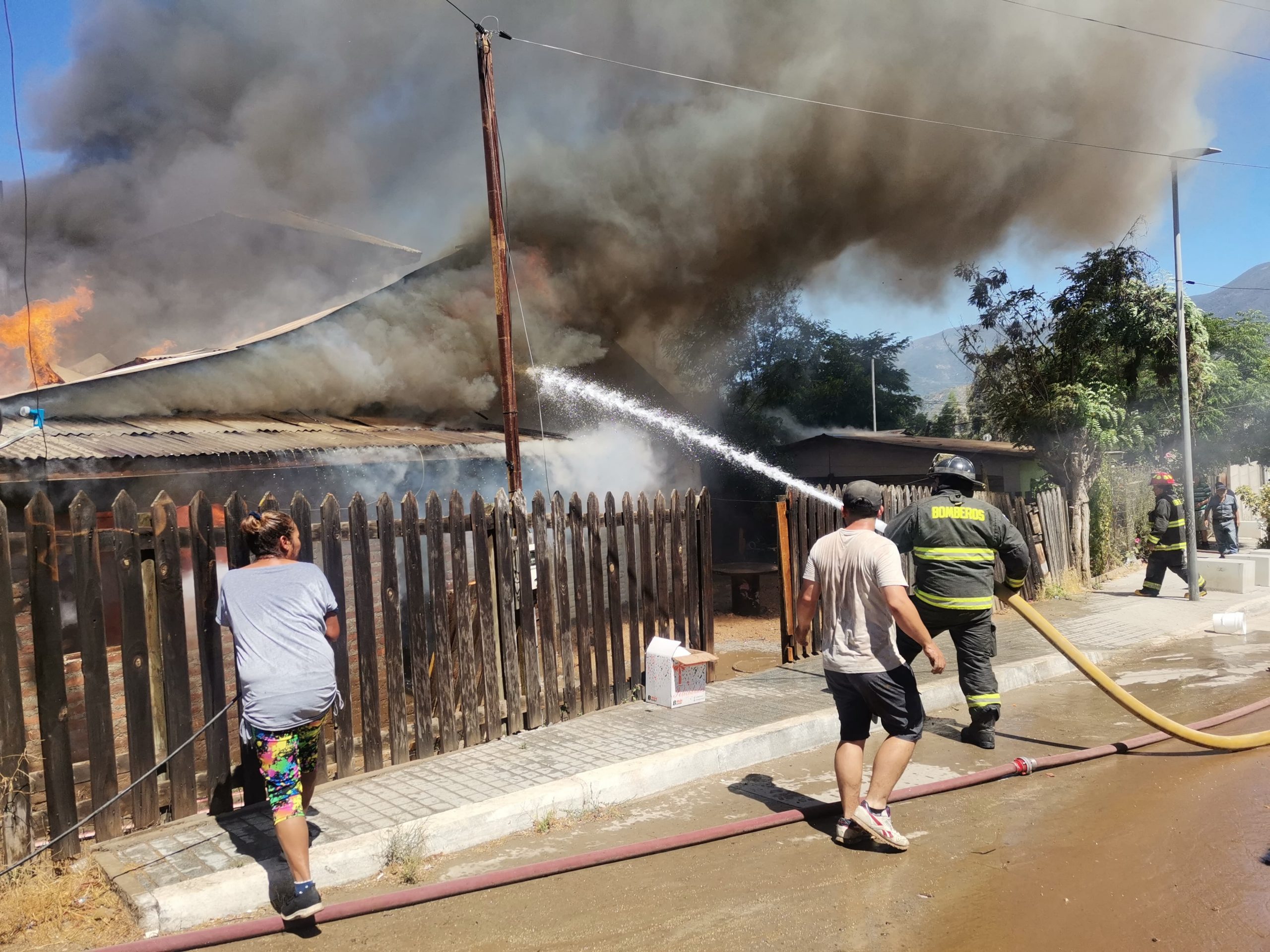 Quillota Bomberos combate incendio en el cerro Mayaca