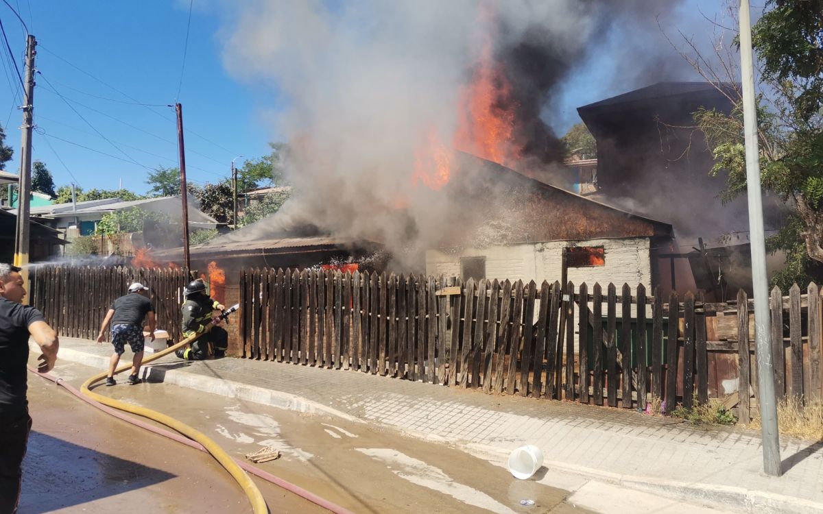 Quillota-Bomberos-combate-incendio-en-el-cerro-Mayaca-1.jpg