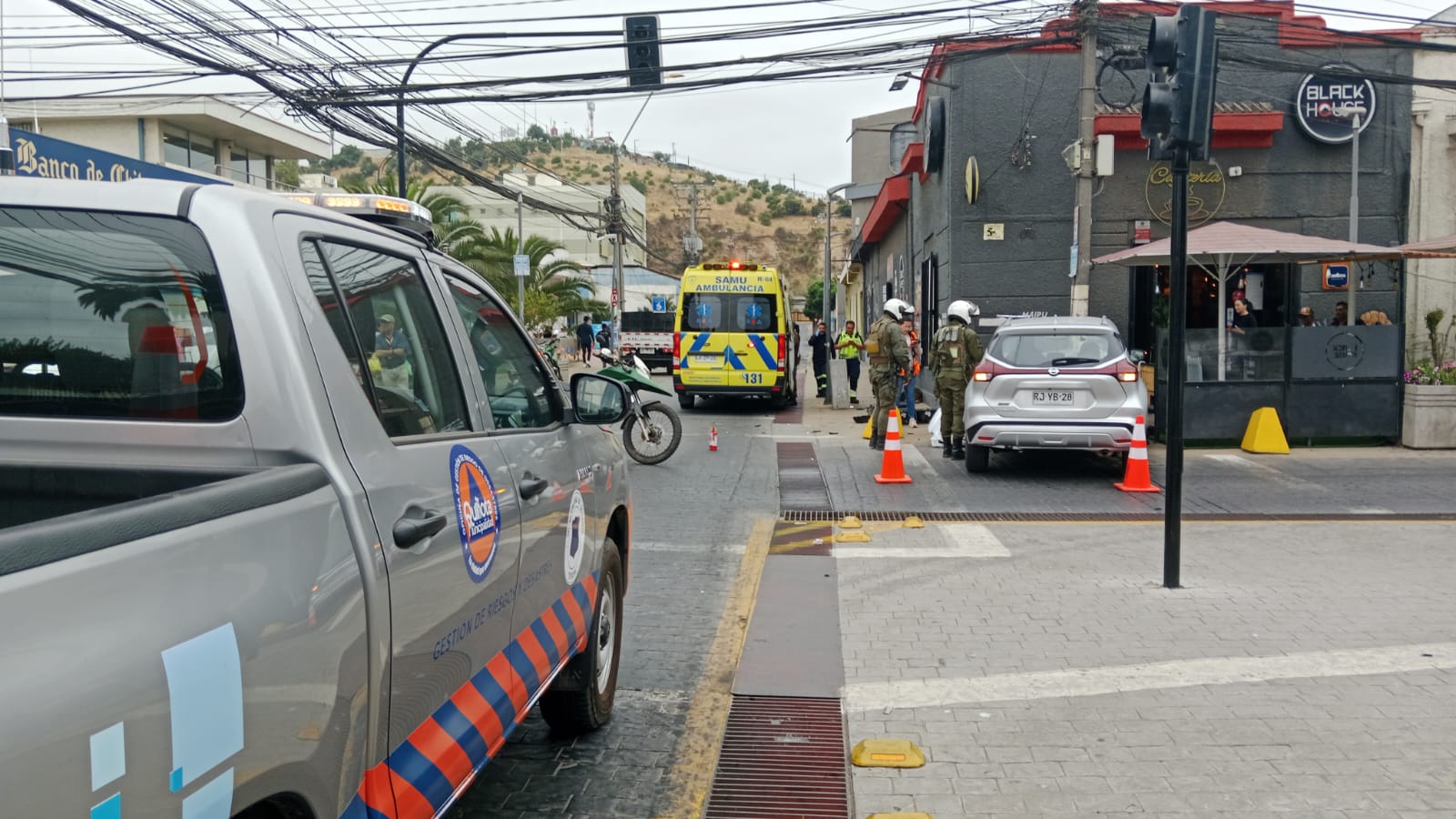 Quillota Fuerte choque de auto contra semáforo y poste