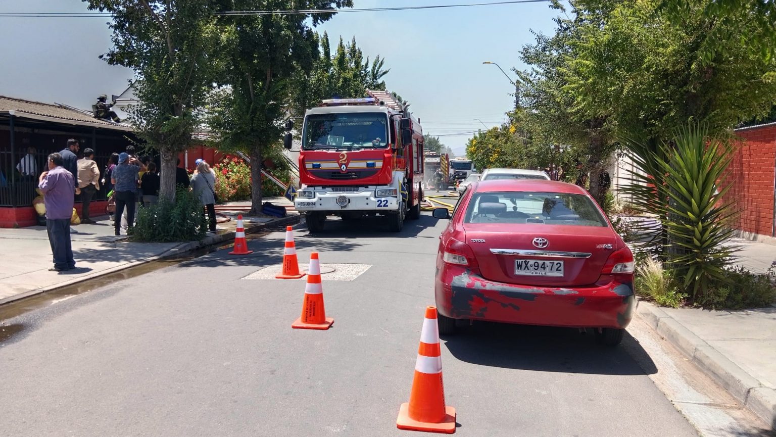 VIDEO-Bomberos-combate-incendio-en-vivienda-en-Quillota-B-1536x865.jpg