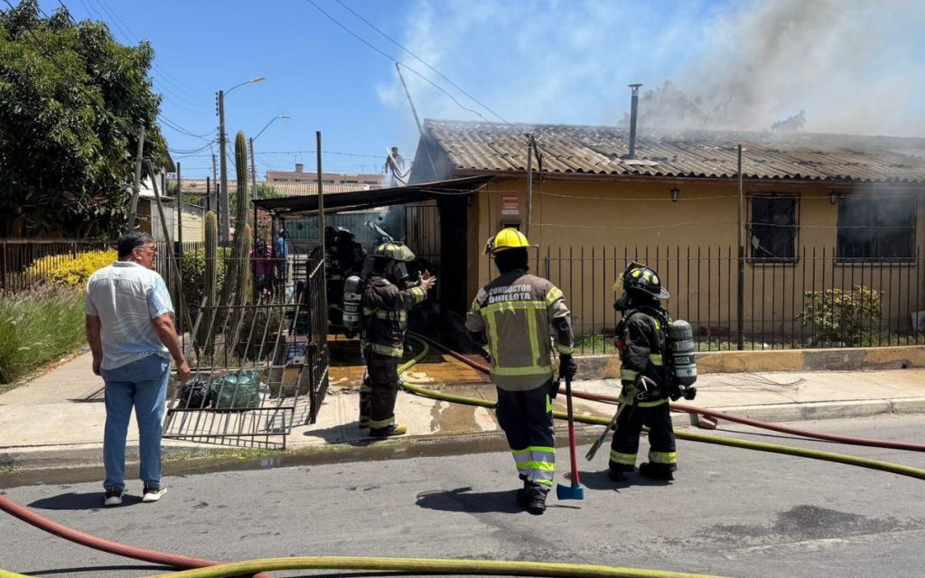 Bomberos combate incendio en una casa de Quillota