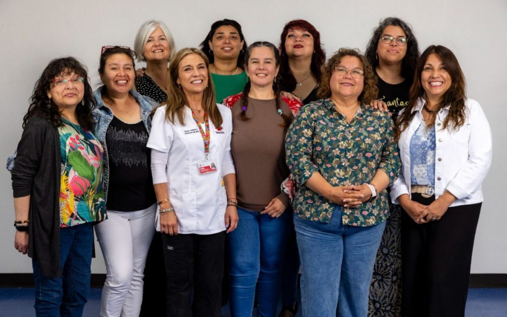 Cuidadoras de Teletón exhiben bordados artísticos dedicados a Valparaíso