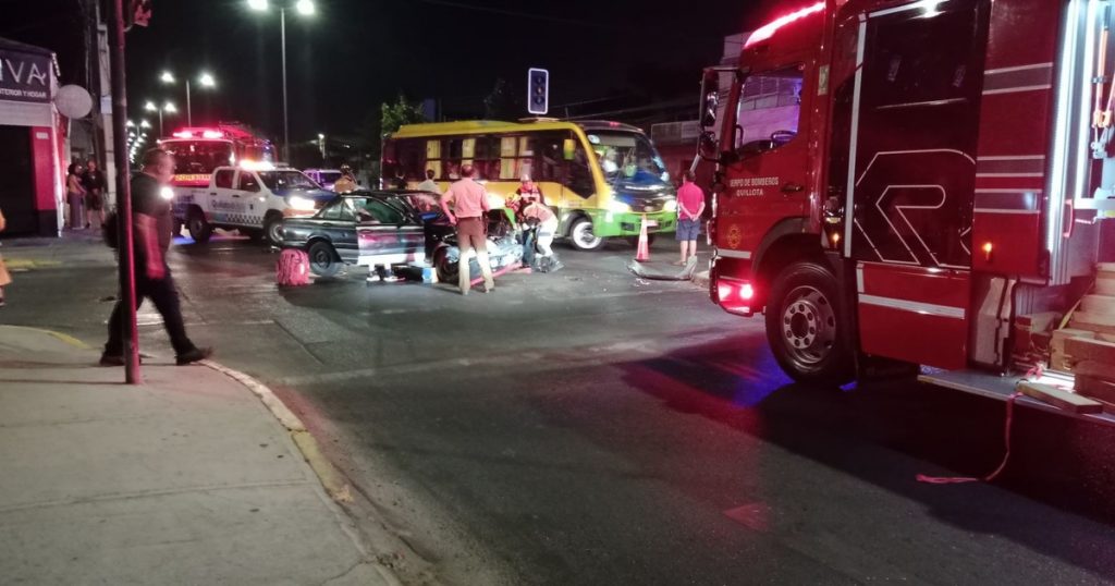 Colisión de alta energía de dos autos deja tres heridos en esta esquina de Quillota