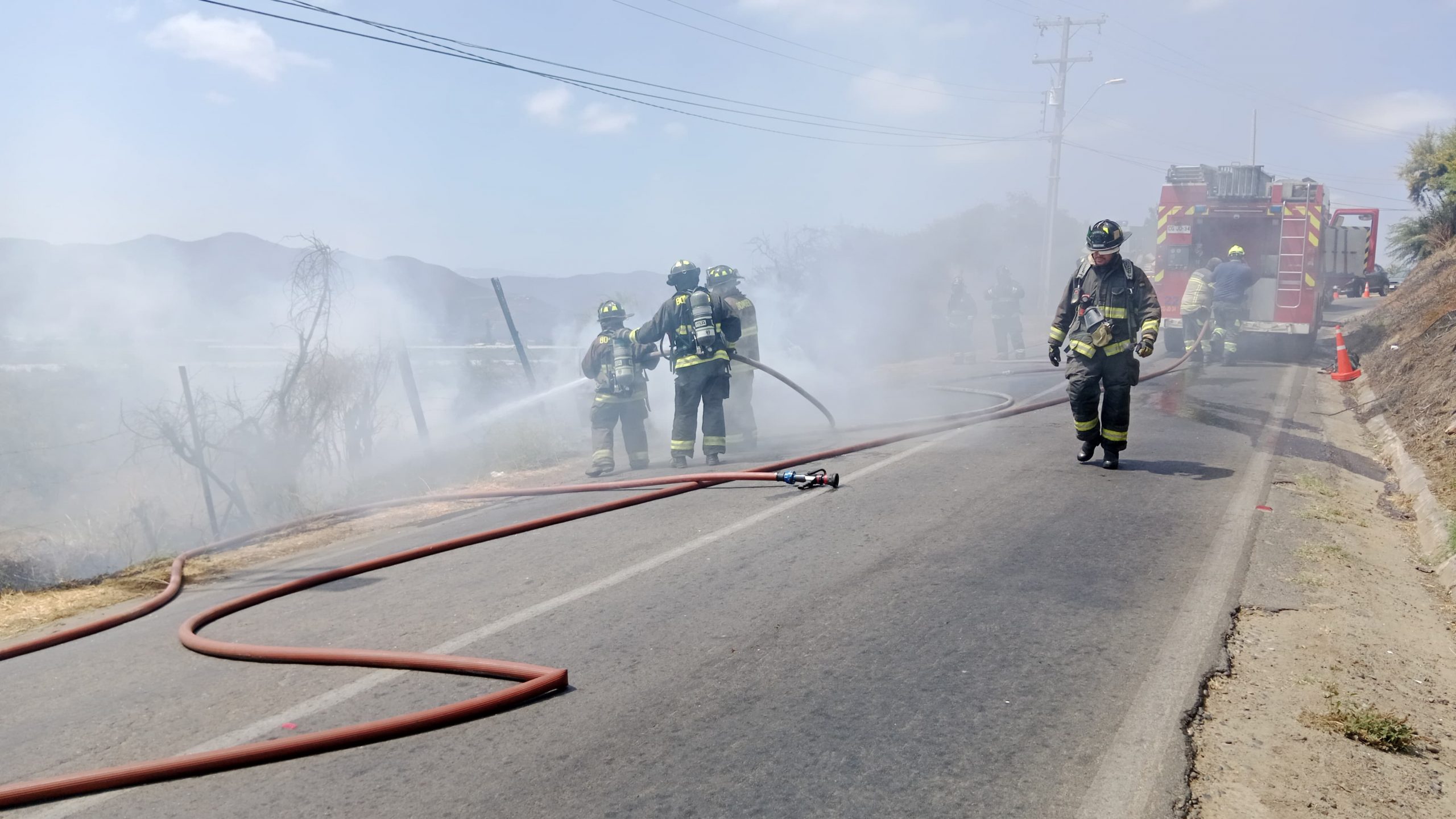 En Quillota incendio consumió un vehículo y se propagó a pastizales