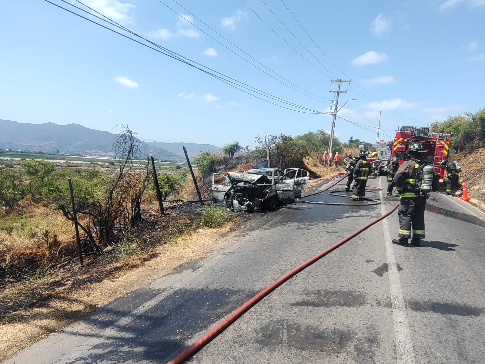 En Quillota incendio consumió un vehículo y se propagó a pastizales