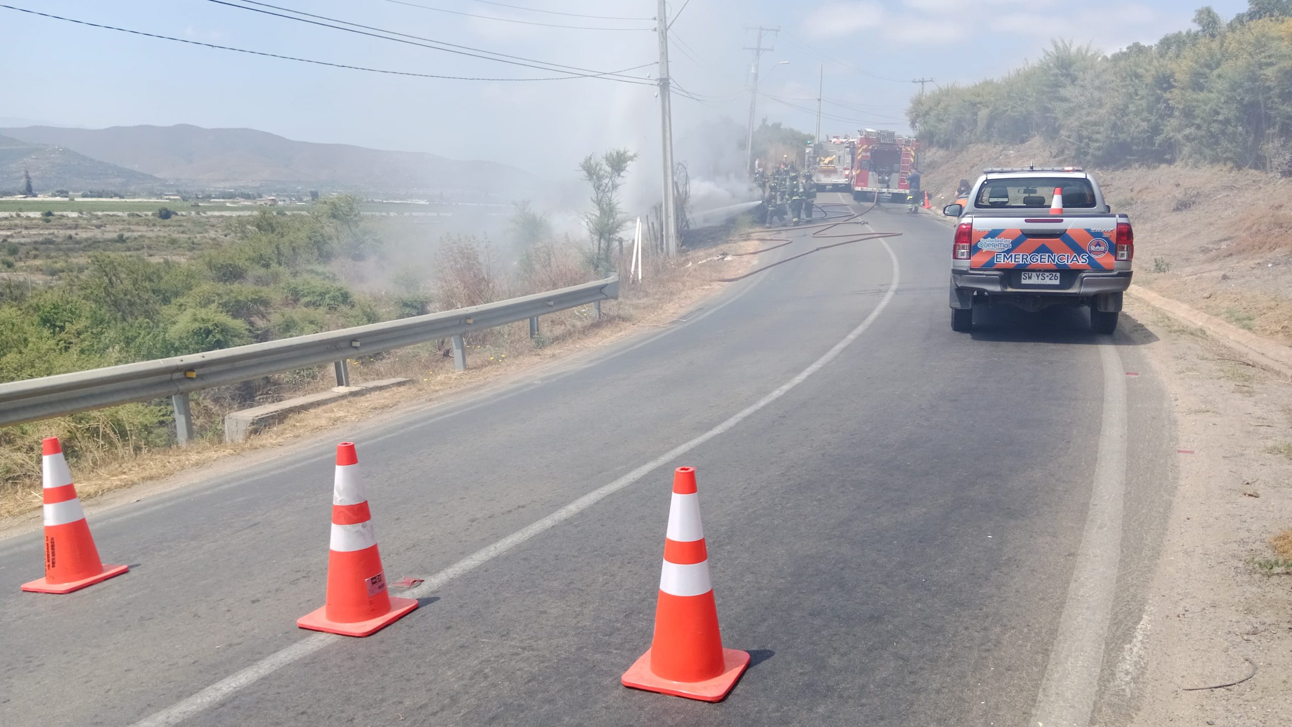 En Quillota incendio consumió un vehículo y se propagó a pastizales