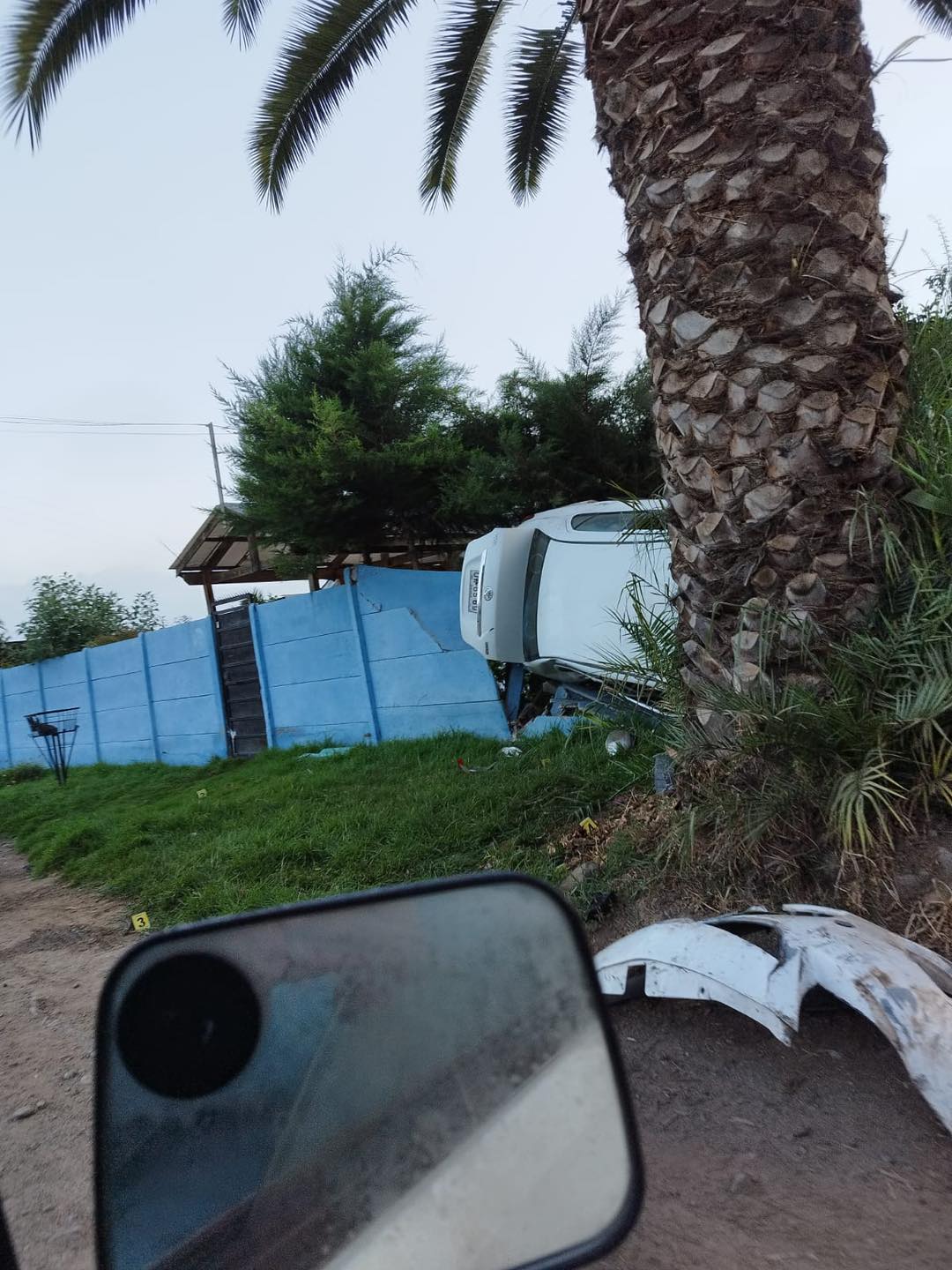 En riesgo vital están los ocupantes de auto que chocó en Ocoa