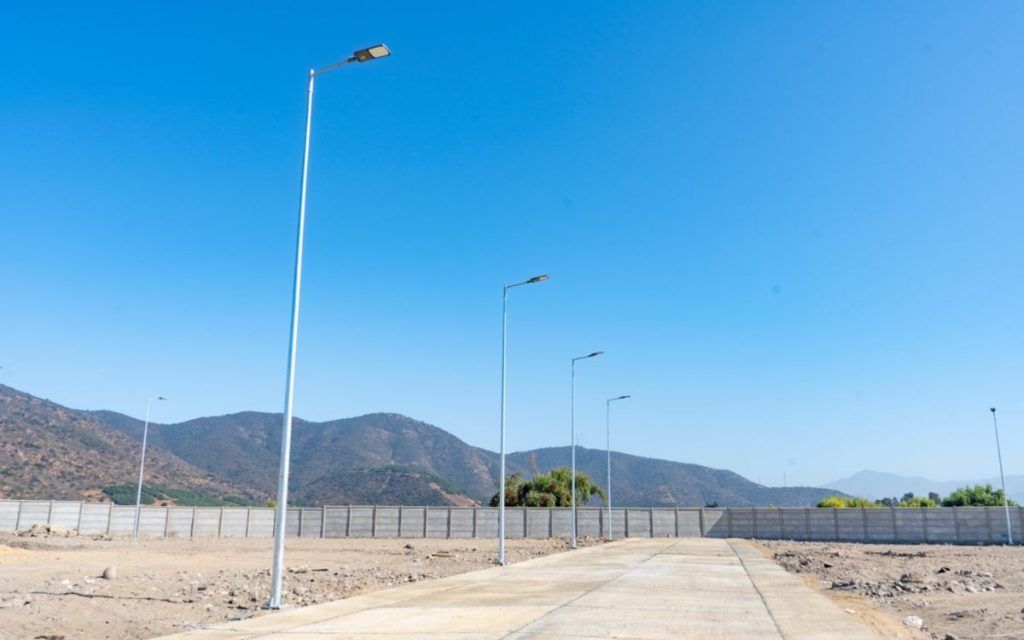 Instalan luminarias en el terreno de la nueva Feria Minorista de La Calera