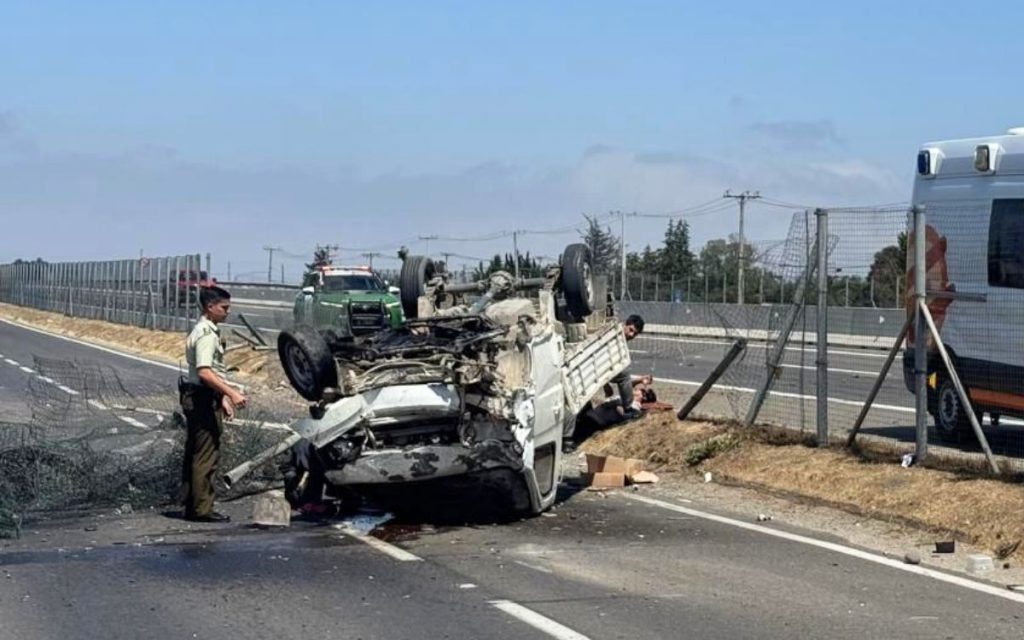 Quillota: Chocó barrera de la autopista y terminó volcado en la caletera